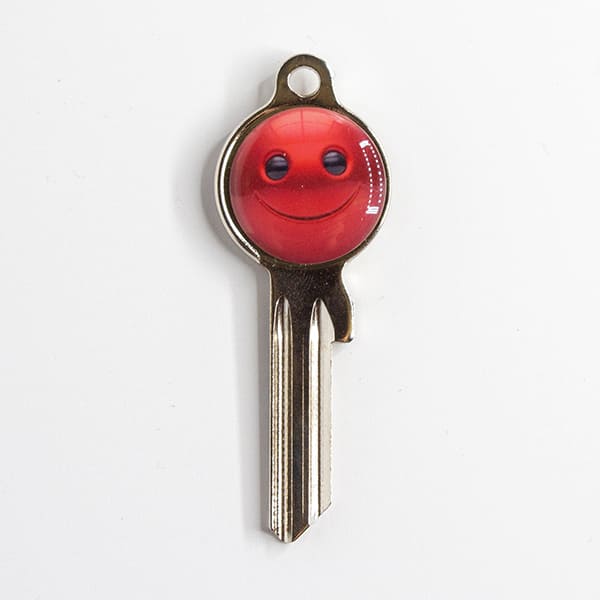 Roter Smiley: Schlüsselrohling mit lächelndem Gesicht